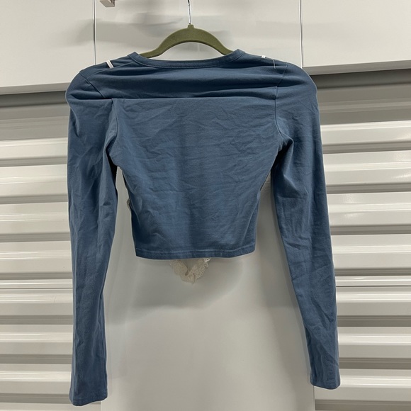 Fog blue crop top with white lace - Picture 2 of 2